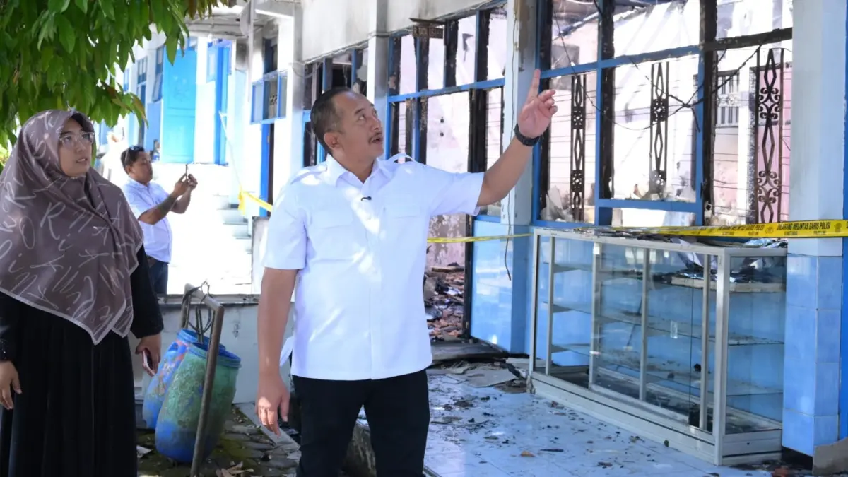 Bupati Karanganyar Rober Christanto saat meninjau SMPN 2 Karangpandan yang terbakar, beberapa waktu lalu. (Rudi Hartono/Radar Solo)