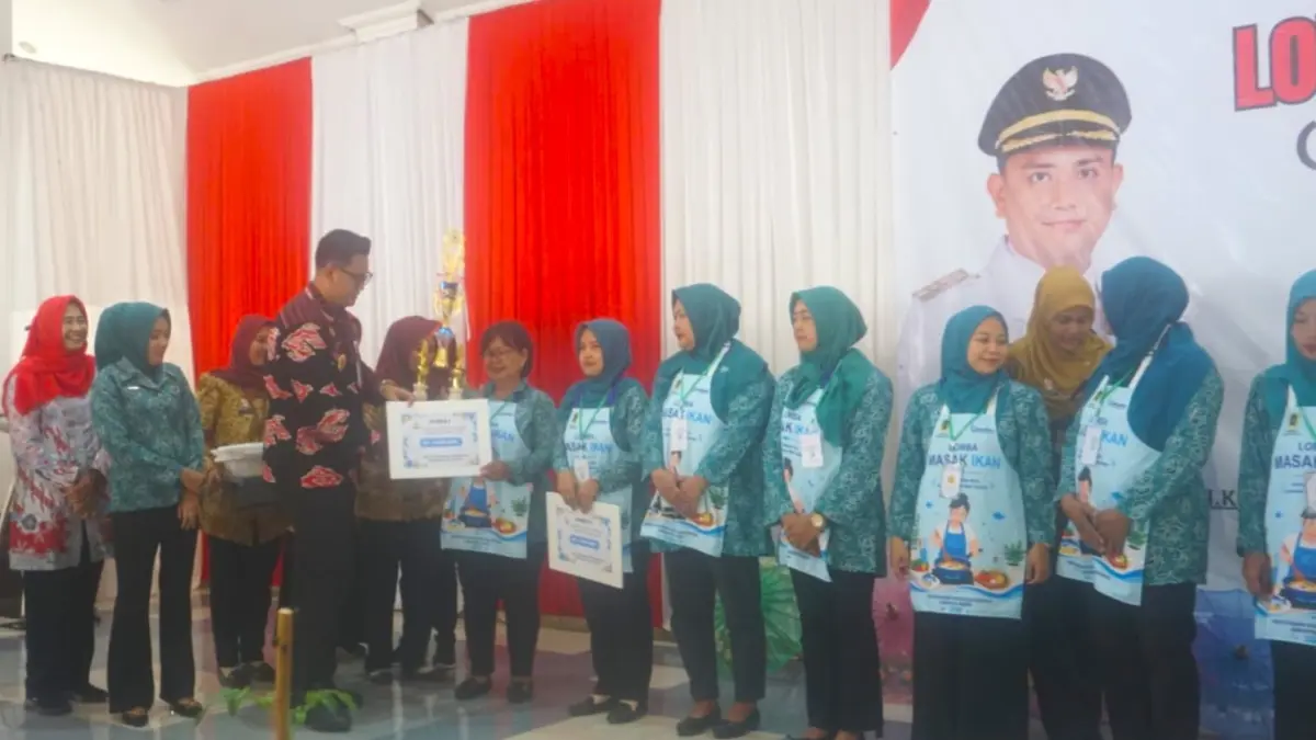 Bupati Klaten Hamenang Wajar Ismoyo menyerahkan hadiah kepada para pemenang Lomba Kreasi Olahan Pangan Lokal berbasis B2SA dan Masak Ikan di Gedung Sunan Pandanaran RSPD Klaten, Kamis (16/7/2026). (ANGGA PURENDA/RADAR SOLO)