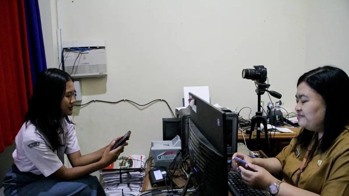 Edukasi penggunaan aplikasi IKD di Kantor Kecamatan Laweyan. (M Ihsan/Radar Solo)