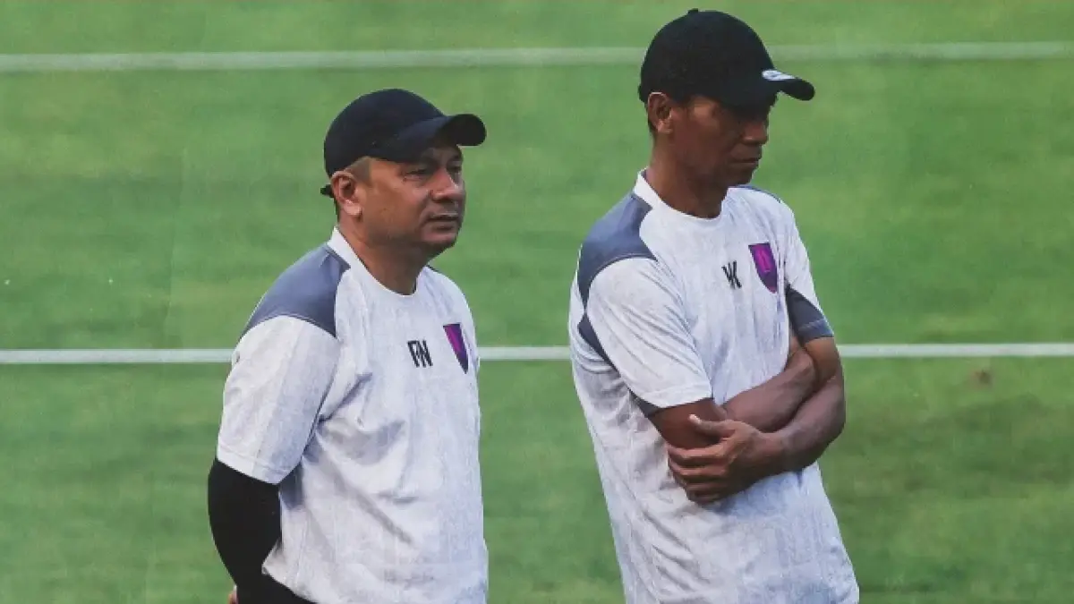 Head Coach Persis Solo Ricky Nelson memantau sesi latihan tim. (Tim Media Persis Solo)