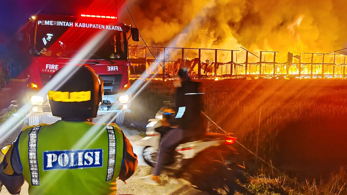 Kandang ternak ayam di Dusun Krajan, Desa Krajan, Kecamatan Kalikotes, Kabupaten Klaten, terbakar hebat Kamis (16/7/2026) dini hari. (Dokumentasi Damkar dan Polres Klaten)