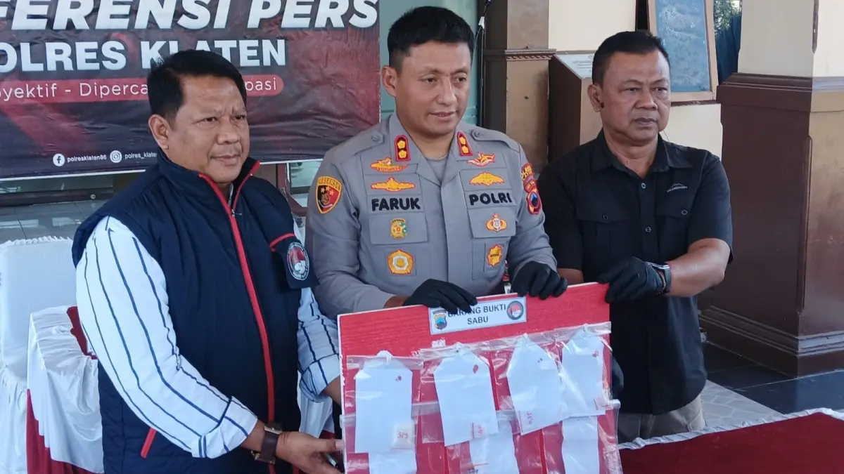 Kapolresta Klaten AKBP Moh Faruk Rozi (tengah) dan jajaran Satnarkoba memperlihatkan barang bukti narkotika, Kamis (16/7/2026). (ANGGA PURENDA/RADAR SOLO)