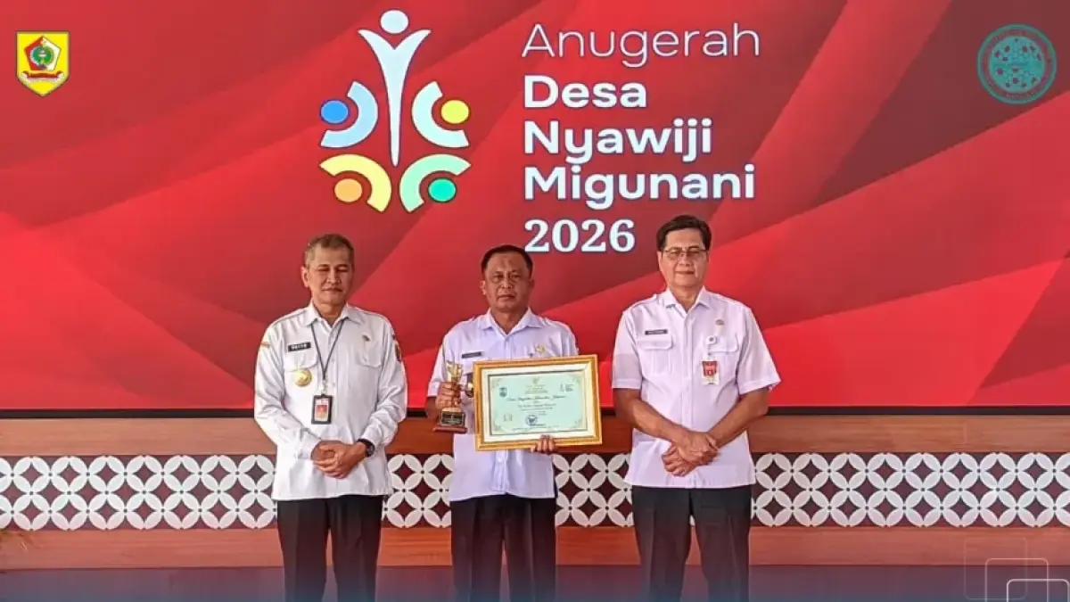Kepala Desa Slogoretno (tengah) menerima penghargaan desa terbaik di Anugerah Desa Nyawiji Migunani, Rabu (15/7). (Dok. Desa Slogoretno)