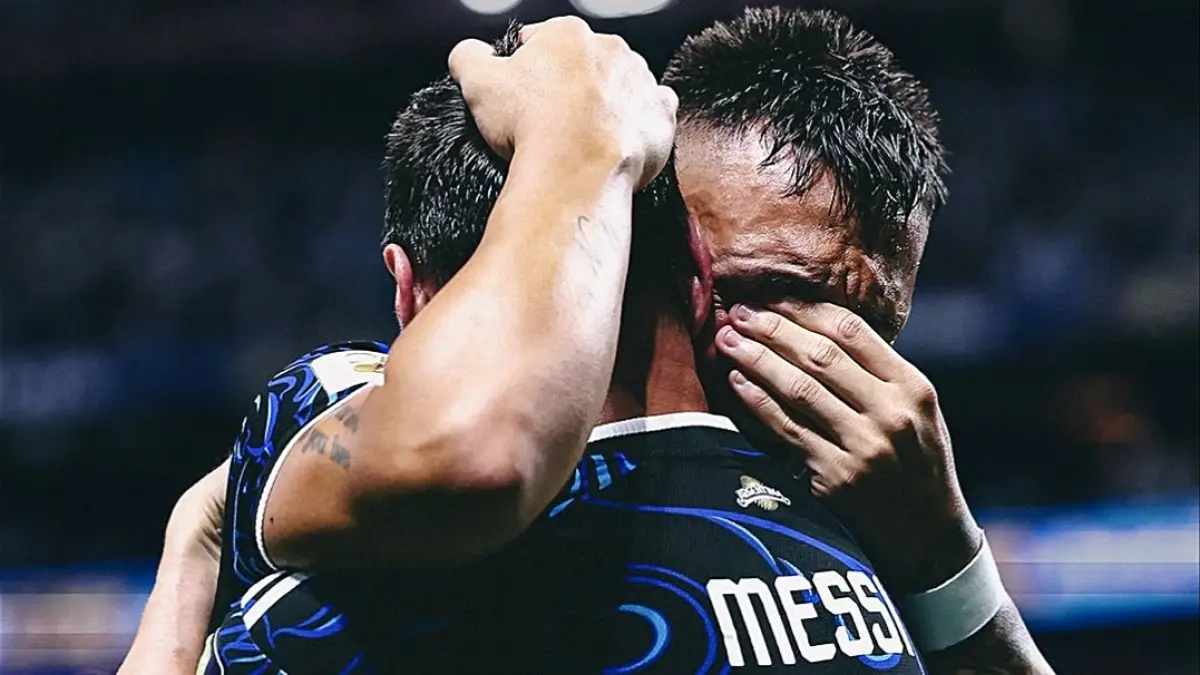 Lautaro Martínez memeluk Lionel Messi usai membawa Argentina lolos ke final Piala Dunia, usai mengalahkan Timnas Inggris, Kamis (16/7/2026). (Dok. AFA Seleccionen) 