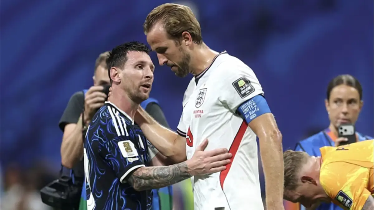 Lionel Messi memberi semangat ke Harry Kane usai Argentina kalahkan Inggris di semifinal Piala Dunia 2026. (Dok. FIFA) 