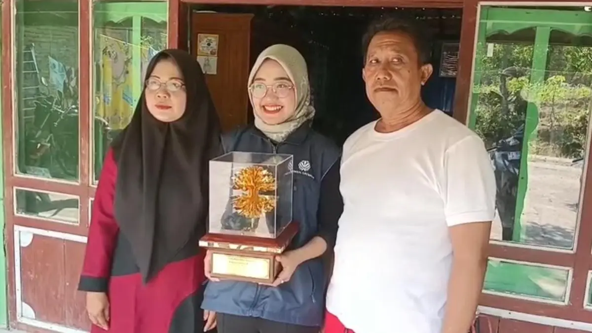 Marsella Wahyu Mutia didampingi orang tuanya menunjukkan penghargaan Kalpataru Yuvan. (Ahmad Khairudin/Radar Solo)