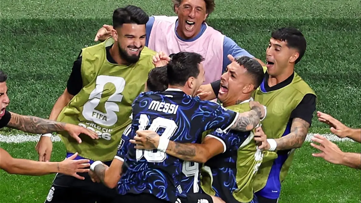 Para pemain Timnas Argentina merayakan gol ke gawang Inggris di semifinal Piala Dunia 2026. (INSTAGRAM: @afaseleccionen) 