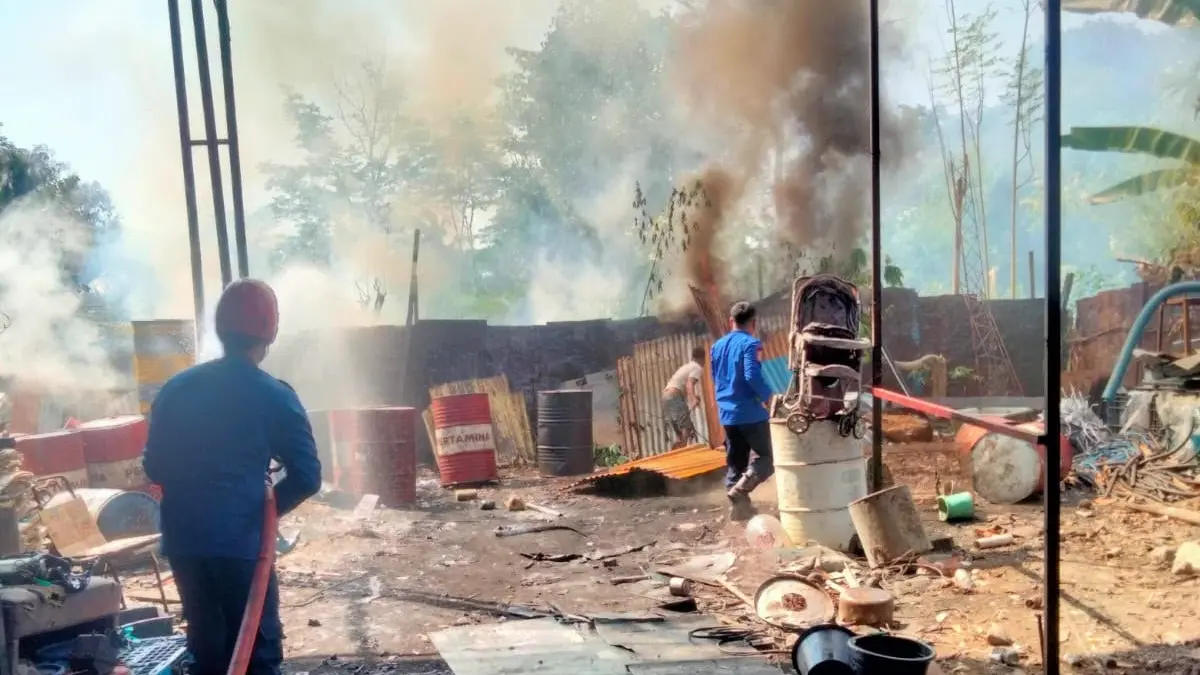 Pemadaman api yang membakar tumpukan kain di gudang kardus dan logam di Jalan Raya Boyolali-Semarang, Desa Sidomulyo, Ampel, Boyolali, Kamis (16/7/2026). (DOK.DAMKAR BOYOLALI)