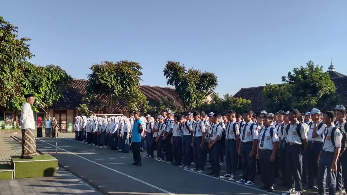 PEMBUKAAN: Suasana upacara SMKN 6 Sukoharjo dalam momen MPLS di sekolah setempat. (Dok. SMKN 6 Sukoharjo)
