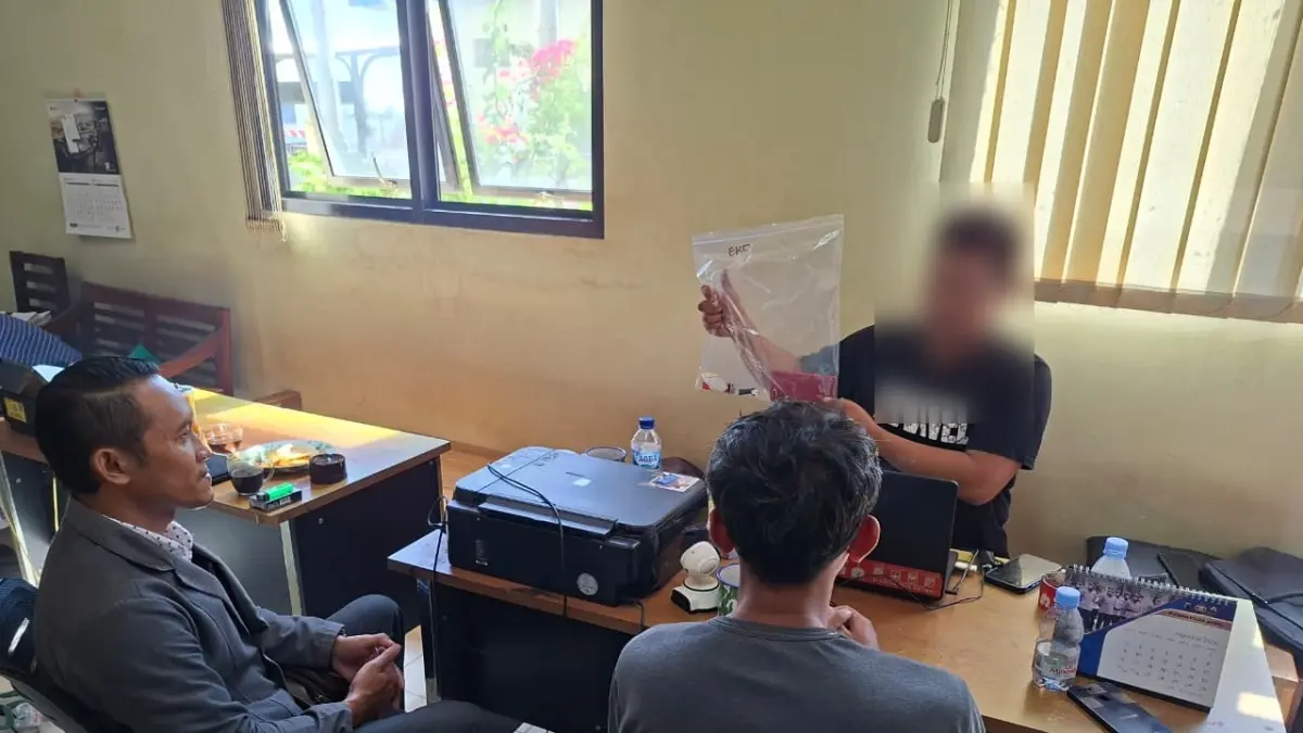 Penyidik Satnarkoba Polres Sukoharjo periksa tersangka narkoba. (Humas Polres Sukoharjo) 