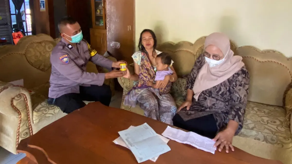 Personel bhabinkamtibmas Polres Sragen tracing TB paru ke berbagai pelosok desa. (Ahmad Khairudin/Radar Solo)