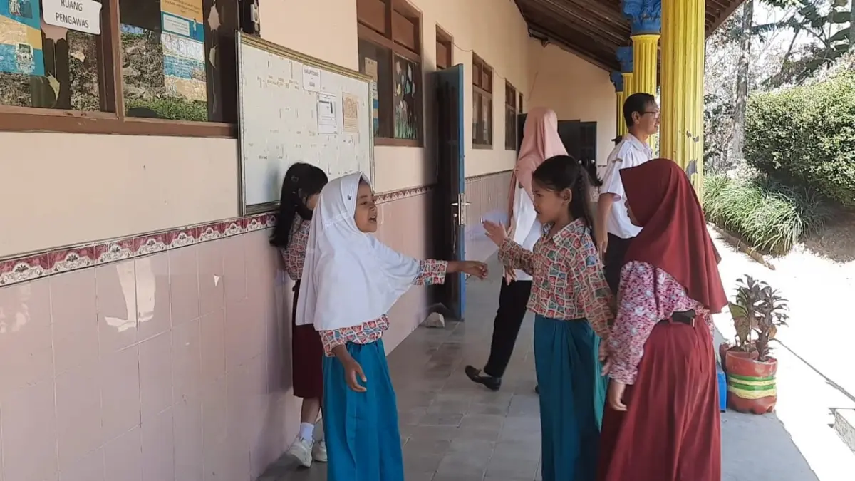 Siswa SDN 4 Seloromo, Kecamatan Jenawi, Karanganyar tersisa 14 anak. Sekolah di lereng Gunung Lawu ini nihil pendaftar dalam SPMB tahun 2026. (Rudi Hartono/Radar Solo)