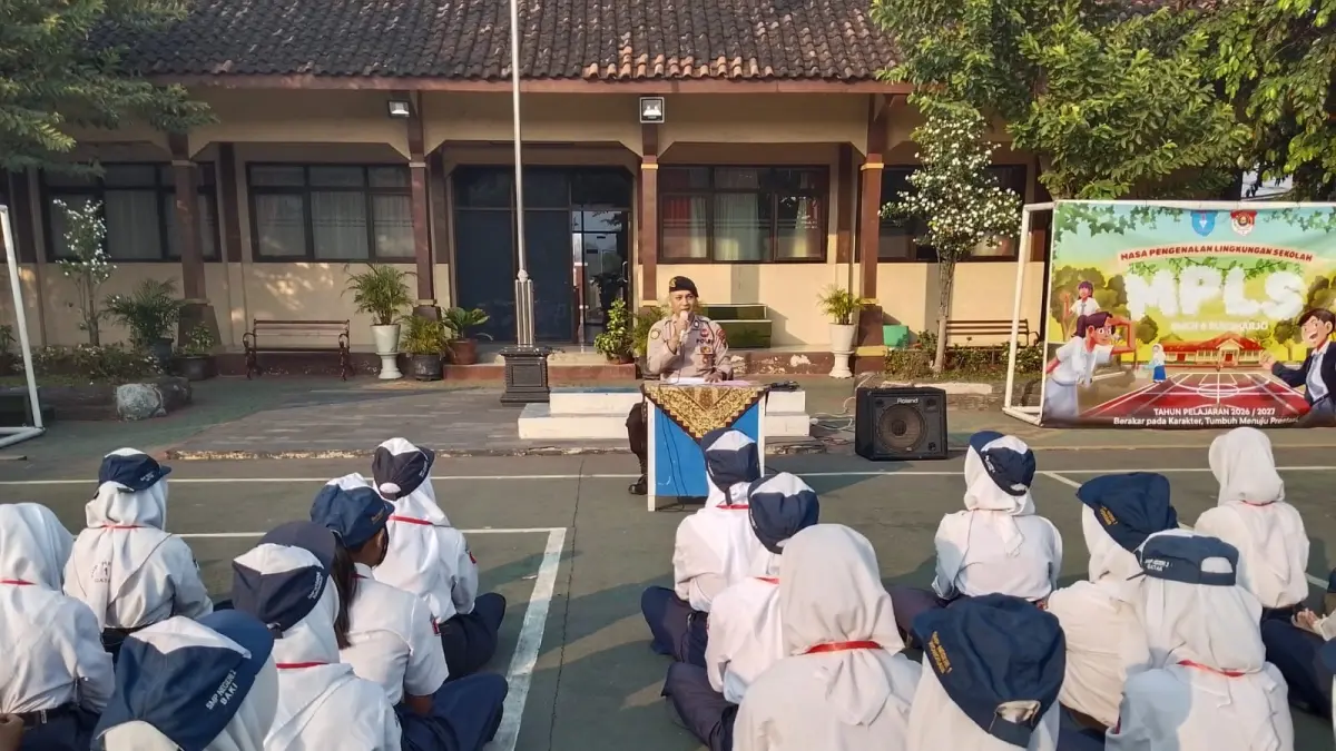 SOSIALISASI: Kepolisian ikut memberikan materi dalam proses MPLS siswa baru di SMKN 6 Sukoharjo.