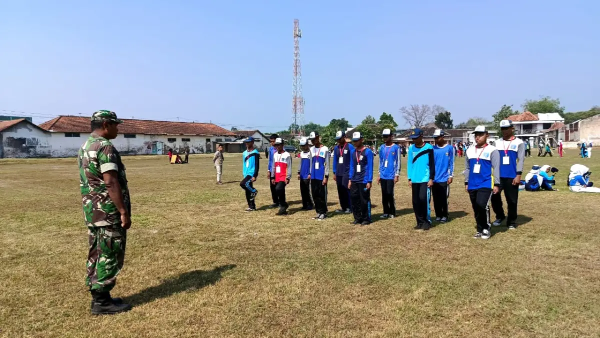 TERTIB: SMKN 6 Sukoharjo menggandeng TNI untuk memberikan materi Peraturan Baris Berbaris (PBB) ke siswa baru dalam MPLS. (ALFIDA NURCHOLISAH/RADAR SOLO)