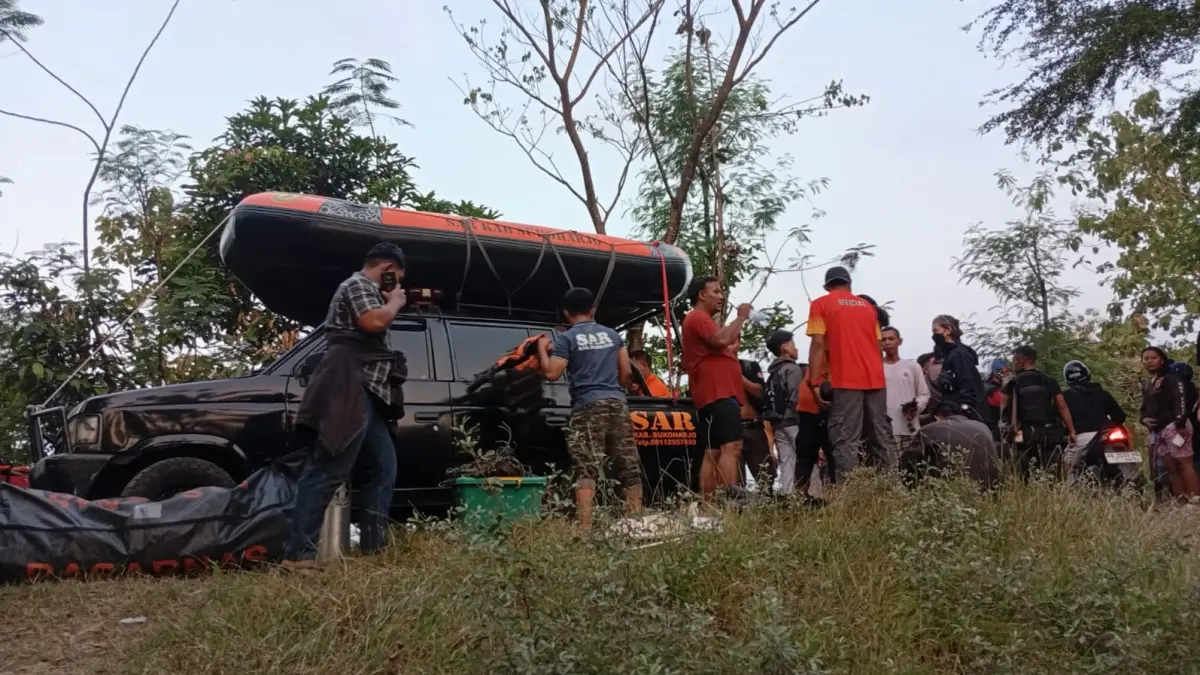 Tim SAR Sukoharjo gabungan melakukan pencarian bocah 13 tahun yang tenggelam di Pondok, Grogol. Kamis (16/7). (Iwan Kawul/Radar Solo)