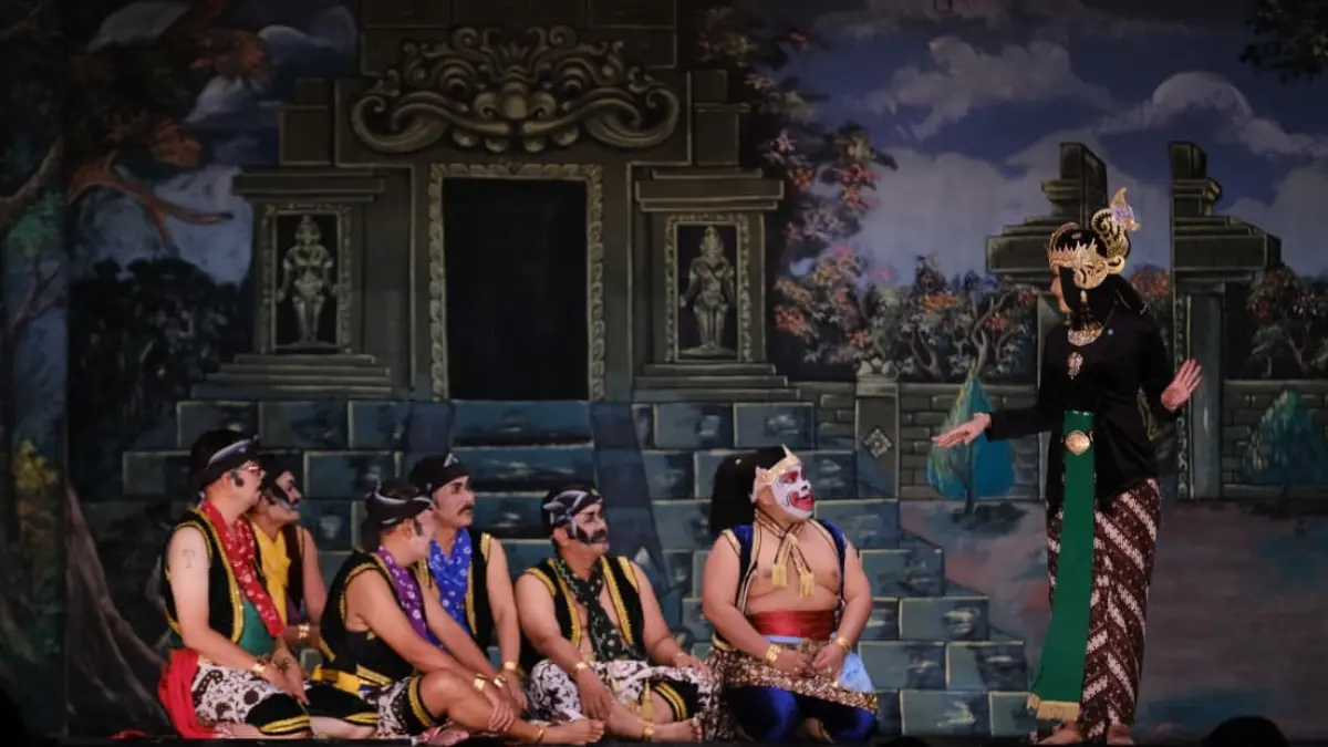 Wawali Solo Astrid Widayani dan lima camat "Pandawa Lima" bermain wayang orang. (Humas Pemkot Solo)