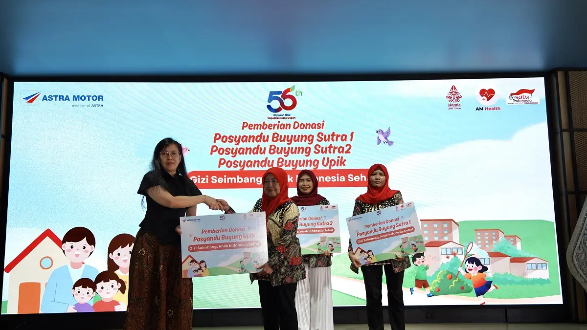 Finance and Administration Division Head Astra Motor Linda Yunita Harjo menyerahkan bantuan kepada Posyandu Binaan Jawa Tengah yaitu Posyandu Buyung Upik, Buyung Sutra 1, dan Buyung Sutra 2 pada Rabu 15 Juli 2026 demi mendukung gerakan Gizi Seimbang, Anak Indonesia Sehat.