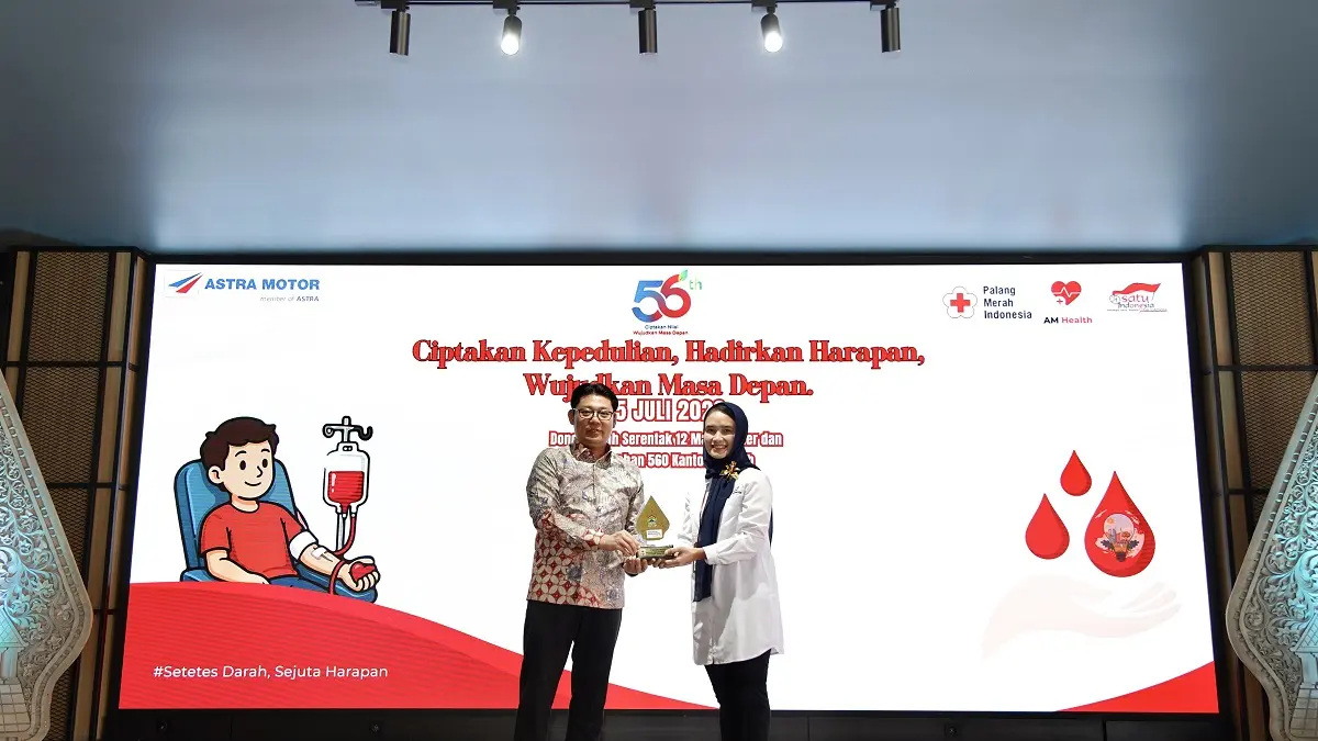 Chief Executive Astra Motor Robien Tony menyalurkan 560 Kantong Darah kepada Perwakilan Kepala UDD Palang Merah Indonesia Provinsi Jateng Dokter Okty Prahalanitya,SpPk,Mars,Biomed pada hari Rabu 15 Juli 2026 di Gedung Astra Motor Safety Riding Center Jawa Tengah. (Astra Motor)