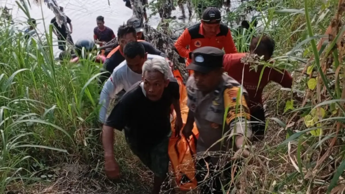 Evakuasi jasad bocah SMP yang tenggelam di sungai wilayah Desa Pondok, Kecamatan Grogol, Sukoharjo, Kamis sore (16/7). (IWAN KAWUL/RADAR SOLO) 