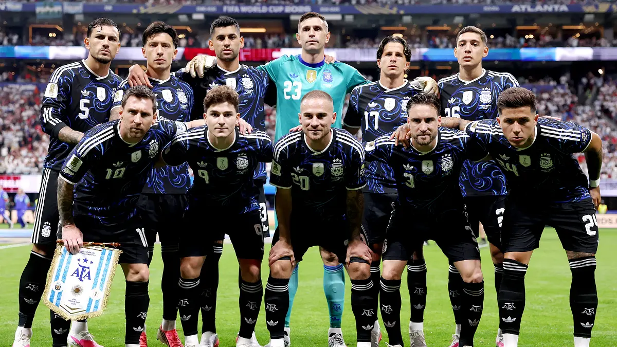 Kesebelasan Timnas Argentina berpose untuk foto bersama sebelum pertandingan semifinal antara Inggris vs Argentina dalam Piala Dunia FIFA 2026 di Stadion Atlanta, Atlanta, Amerika Serikat, pada Kamis (16/7/2026) dini hari WIB.  (https://www.instagram.com/afaseleccion/)
