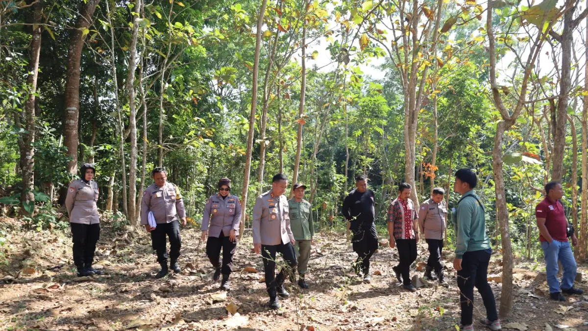 Jajaran Polres Sukoharjo patroli karhutla di kawasan pegunungan Gajah Mungkur, Dusun Kerjo, Desa Kedungsono, Kecamatan Bulu, Jumat (17/7).