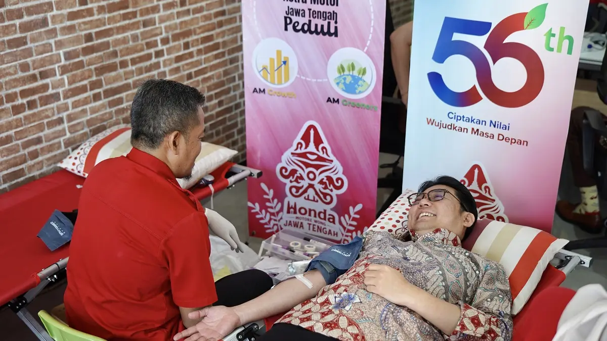 Dalam rangka perayaan HUT ke 56 Astra Motor, Chief Executive Astra Motor Robien Tony melakukan Donor Darah dibantu oleh Palang Merah Indonesia Provinsi Jateng sebagai jembatan penyaluran sumbangan donor darah bagi saudara kita yang membutuhkan. (Astra Motor)