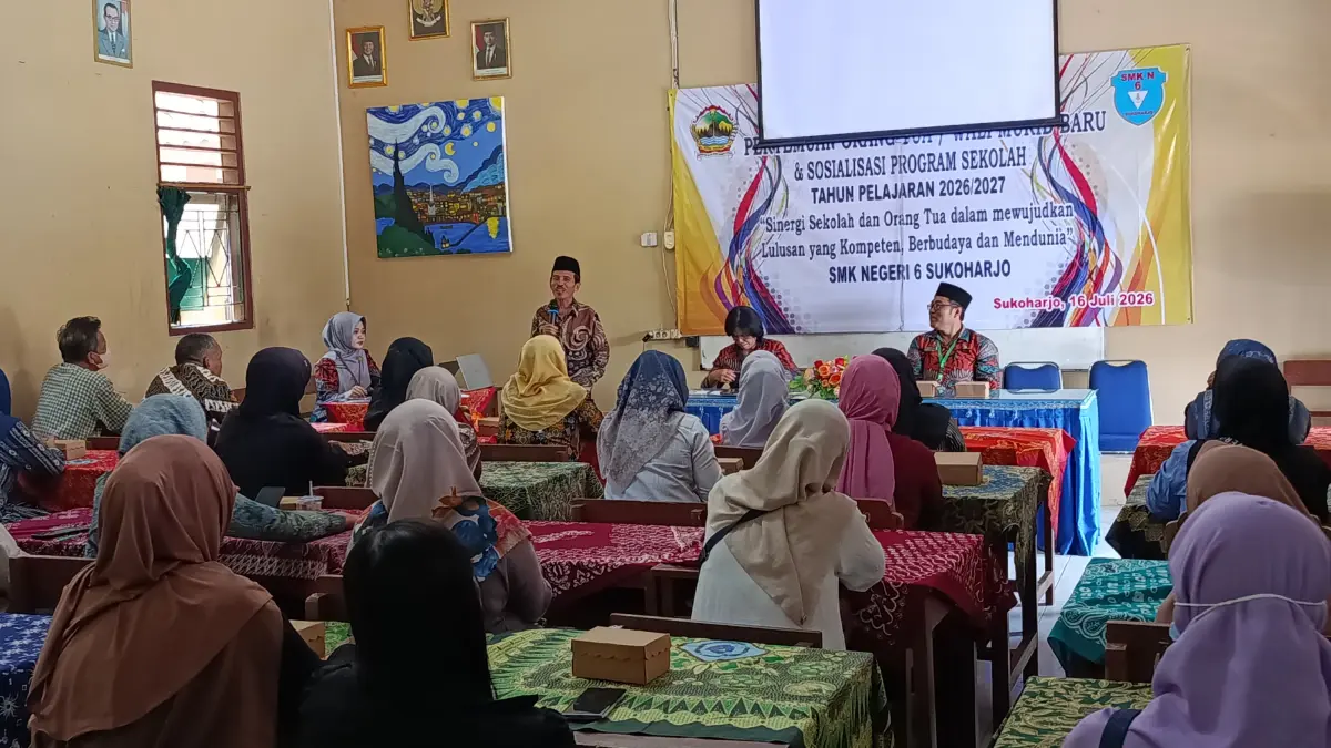 Orang tua ikut hadir dalam sosialisasi MPLS di SMKN 6 Sukoharjo. 
