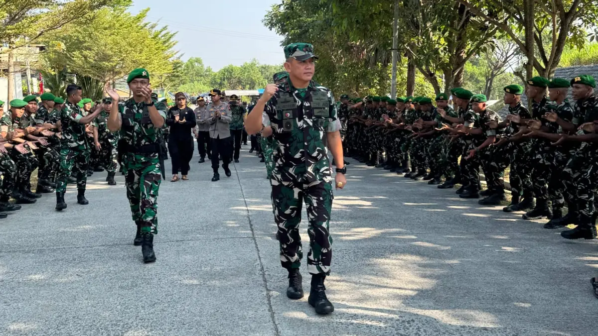 Pangdam IV/Diponegoro Mayjen TNI Achiruddin saat meninjau kawasan Marshaling Area Yon TP dan Brigif TP di Kawasan Waduk Gondang, Desa Gempolan, Kecamatan Kerjo, Karanganyar, Kamis (16/7/2027) siang. (Rudi Hartono/Radar Solo) 