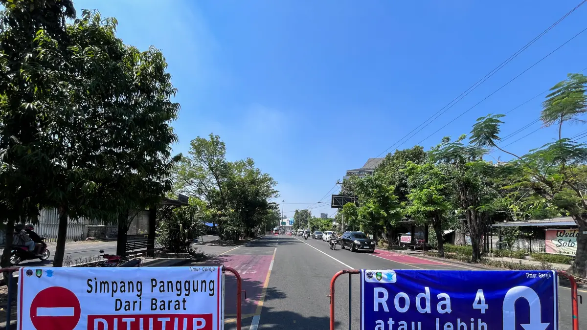 Simpang Panggung Solo dari arah barat ditutup untuk perbaikan jalan mulai Jumat (17/7/2026). (M Ihsan/Radar Solo)