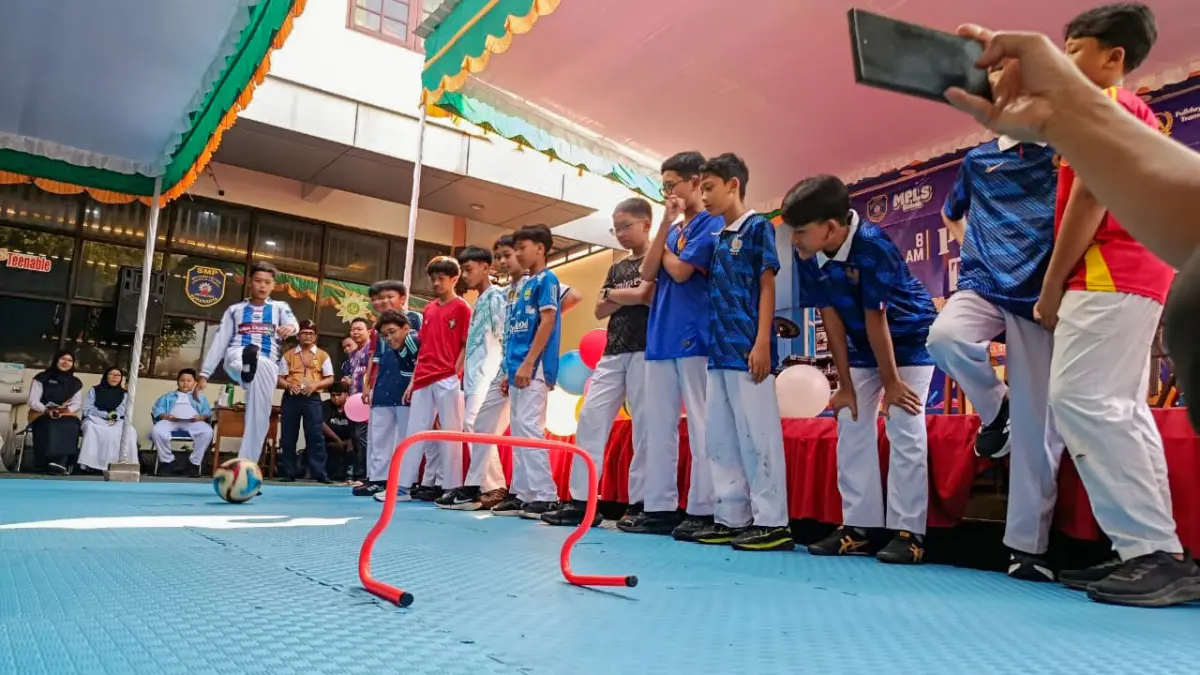 Siswa SMP Muhammadiyah PK Solo tampil kenakan jersey tim Piala Dunia 2026 saat masa pengenalan lingkungan sekolah (MPLS). (ALFIDA NURCHOLISAH/RADAR SOLO)
