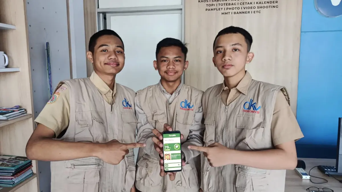 Tim Afaries dari SMKN 7 Solo perlihatkan aplikasi TerraLife dari handphone. (DOK. PRIBADI)