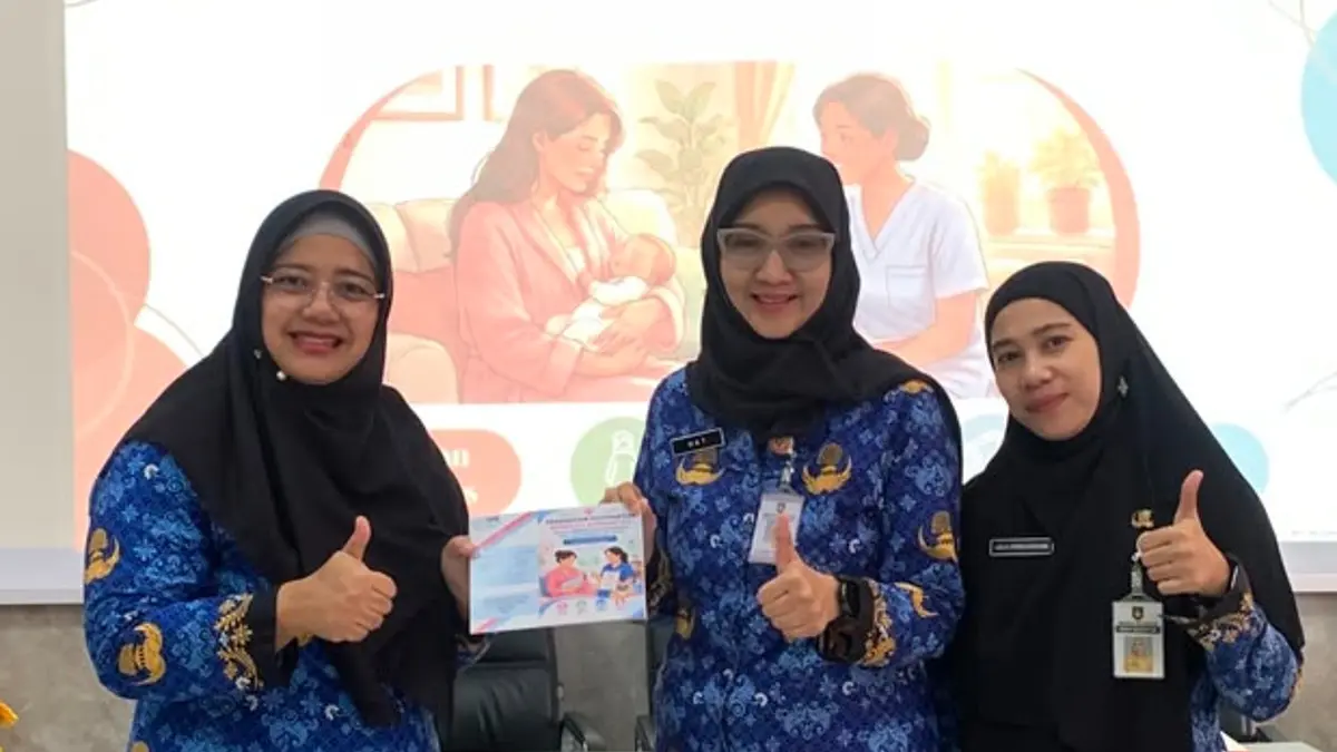 Tim Program Studi D3 Kebidanan Sekolah Vokasi UNS di sela kegiatan pengabdian masyarakat. (DOK.UNS) 