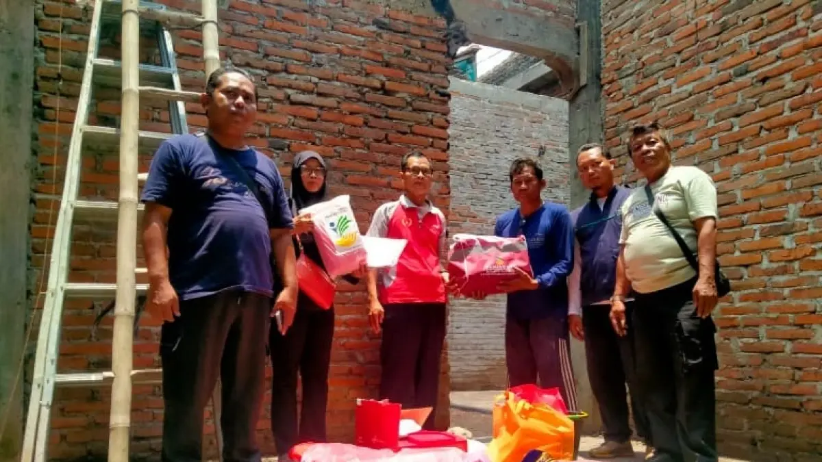 Tim Urip Dipenake dari Pemerintah Kelurahan Kroyo, Kecamatan Karangmalang, Sragen beri bantuan ke warga miskin. (Dokumentasi Pemerintah Kelurahan Kroyo)