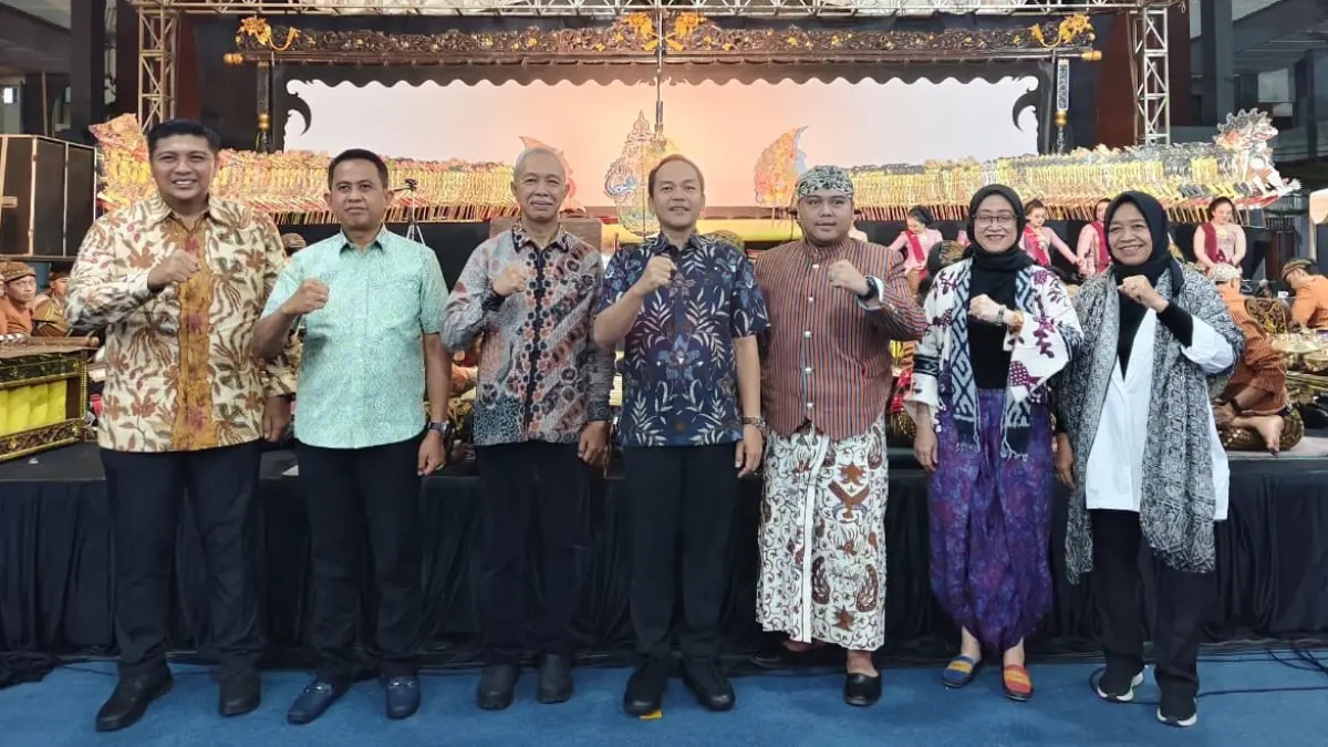 Wali Kota Solo Respati Ardi (tengah) hadiri Dies Natalis ke-46 UTP dengan menggelar pertunjukan wayang kulit berlakon Pandawa Syukur di Kampus UTP, Kamis (16/7) malam. (DOK.UTP)