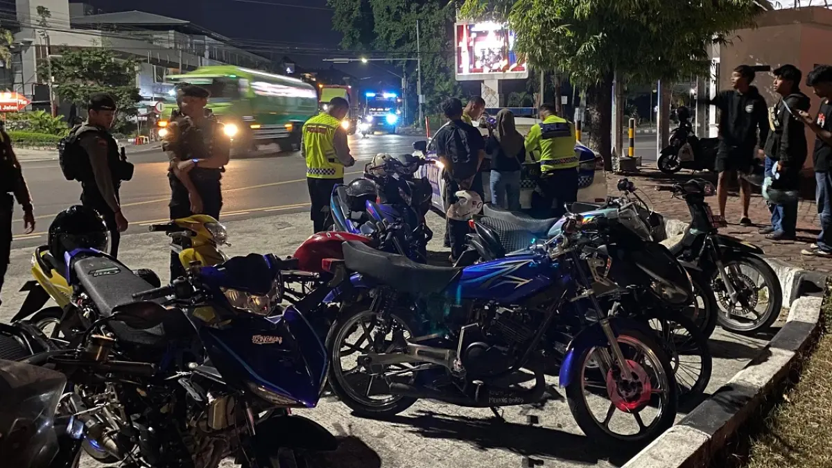 Anggota Polresta Solo amankan sepeda motor yang memakai knalpot brong dan diduga terlibat kebut-kebutan di depan RS Panti Waluyo, Sabtu (18/7/2026). (DOK.POLRESTA SOLO)