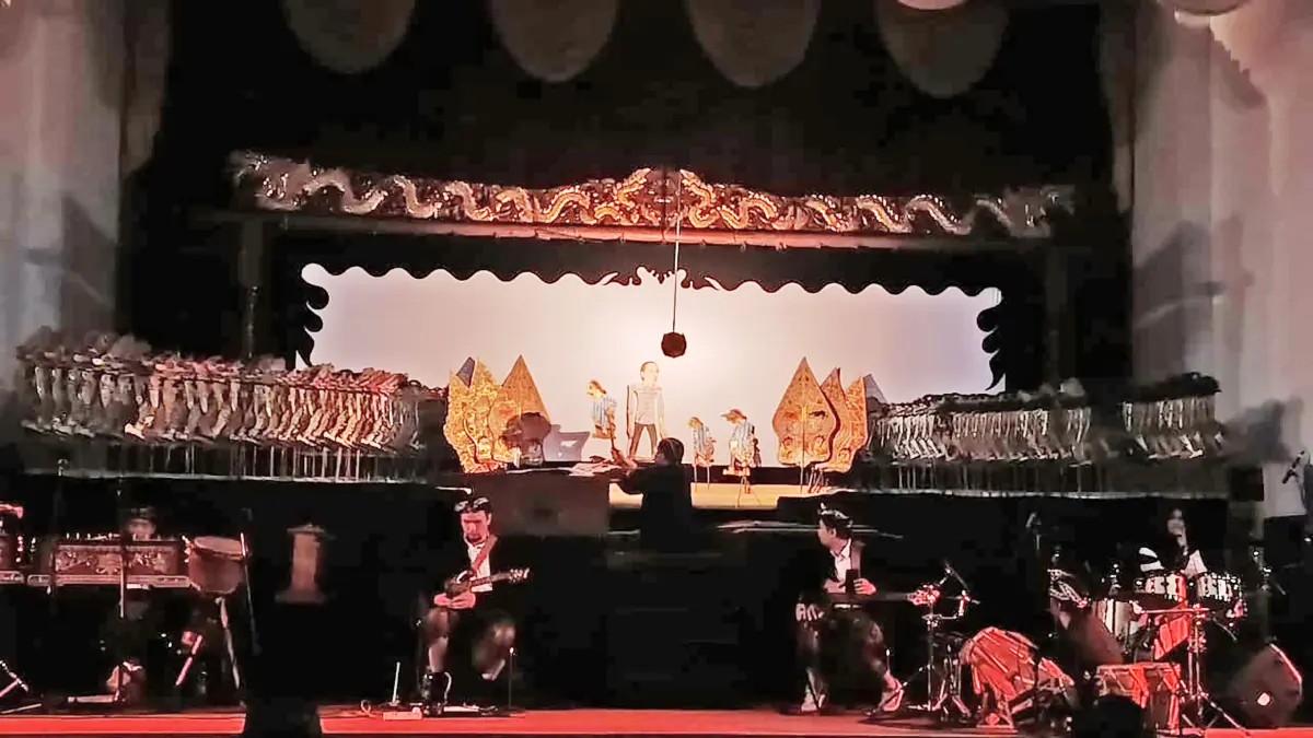 BUDAYA: Penampilan wayang realis yang dipentaskan oleh mahasiswa Ilmu Budaya UNS. (ALFIDA NURCHOLISH/RADAR SOLO)