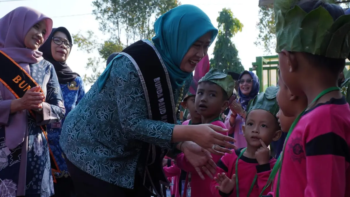 Bunda PAUD Kabupaten Karanganyar Farida Rober Christanto monitoring MPLS terhadap KB/TK. (Rudi Hartono/Radar Solo)