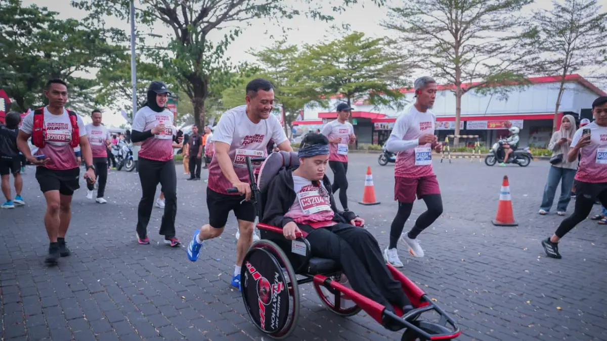 Gubernur Jateng Ahmad Luthfi dan putranya serta Sekda Jateng Sumarno (kanan) ikut belari dalam ajang Sukoharjo Spektakuler Run 2026, Minggu (19/7/2026). (DOK.PEMPROV JATENG)