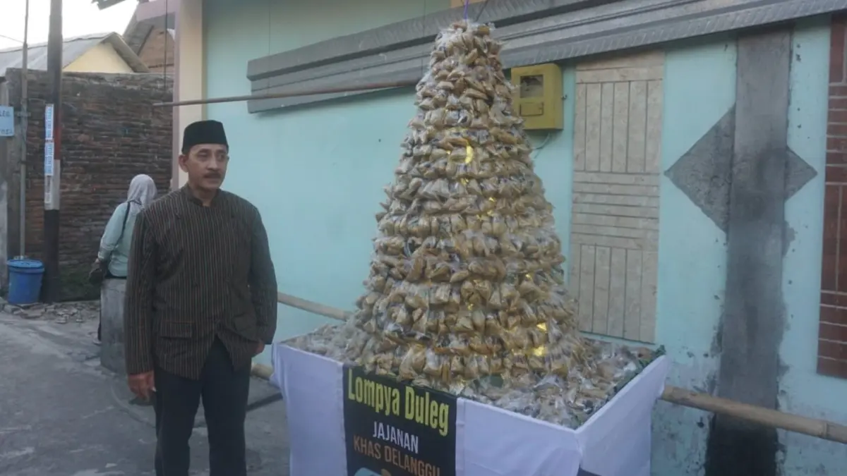 Gunungan lompya duleg yang jadi perhatian warga dalam trasidi Cethik Geni di Desa Gatak, Delanggu, Klaten, Sabtu (18/7/2026). (ANGGA PURENDA/RADAR SOLO)