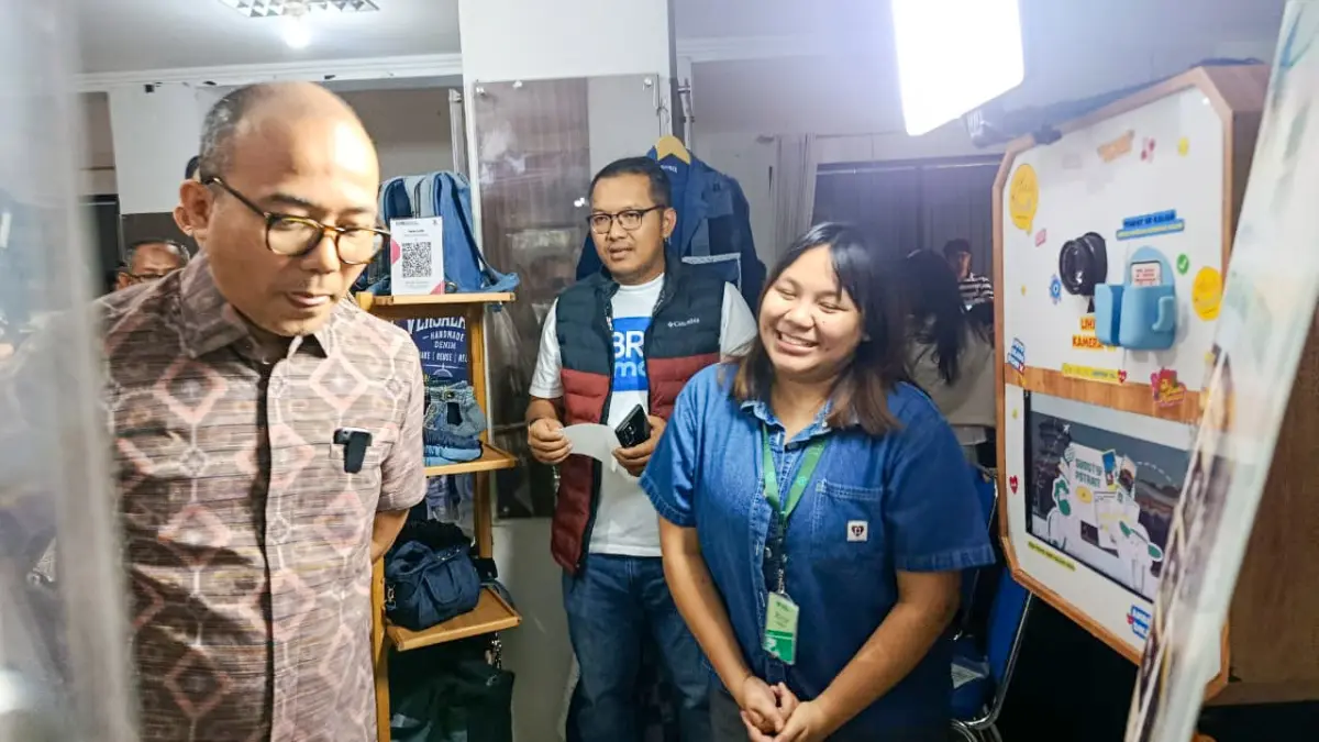 HUMBLE: Deputi Bidang Kewirausahaan Kementerian UMKM Riza Damanik saat menghadiri sebuah acara di UNS, Sabtu (19/7). (ALFIDA NURCHOLISAH/RADAR SOLO)