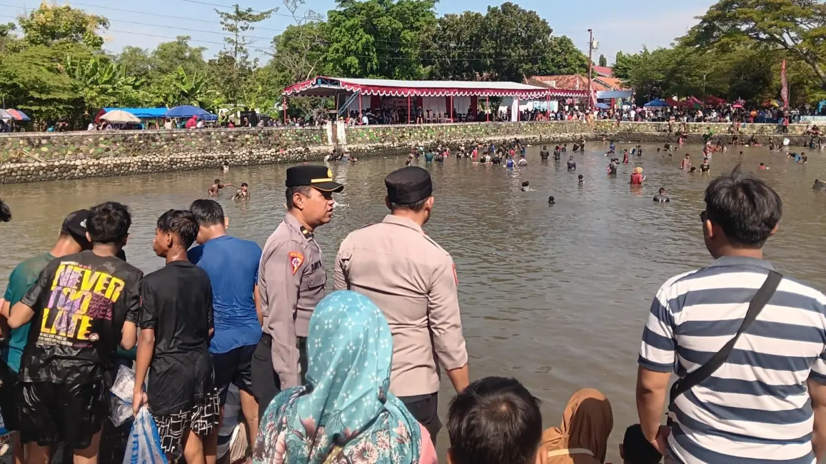 Jajaran dari Pamapta 2 Polresta Klaten melakukan olah TKP peserta Festival Memet Ikan di Desa Gemblegan, Kalikotes, Klaten yang meninggal dunia saat ikut berebut ikan, Minggu (19/7/2026). (ANGGA PURENDA/RADAR SOLO)