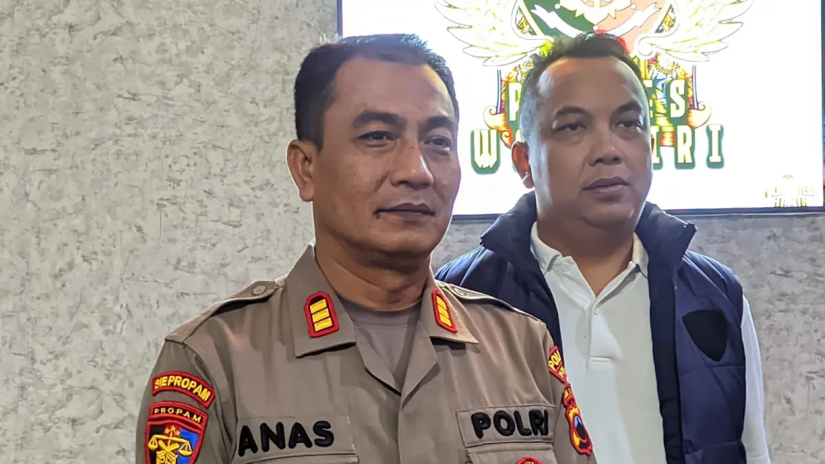 Kasi Propam Polres Wonogiri AKP Anas Abdillah (kiri) bersama Kasatreskrim Polres Wonogiri Iptu Agung Sedewo. (IWAN ADI/RADAR SOLO)