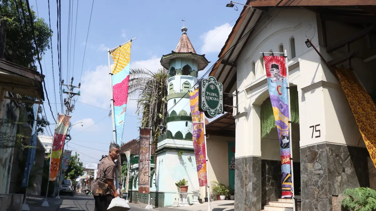 MERIAH: Festival Umbul-Umbul Batik Laweyan hadirkan 100 karya yang dipajang disepanjang jalan di kampung tersebut. (ARIEF BUDIMAN/RADAR SOLO)