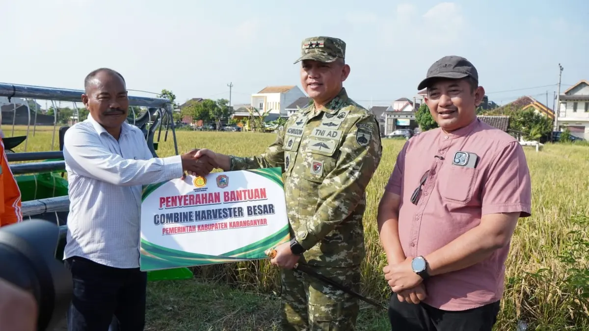Pangdam IV/Diponegoro Mayjen TNI Achiruddin (tengah) salurkan bantuan alsintan di Tasikmadu, Karanganyar. (Rudi Hartono/Radar Solo)