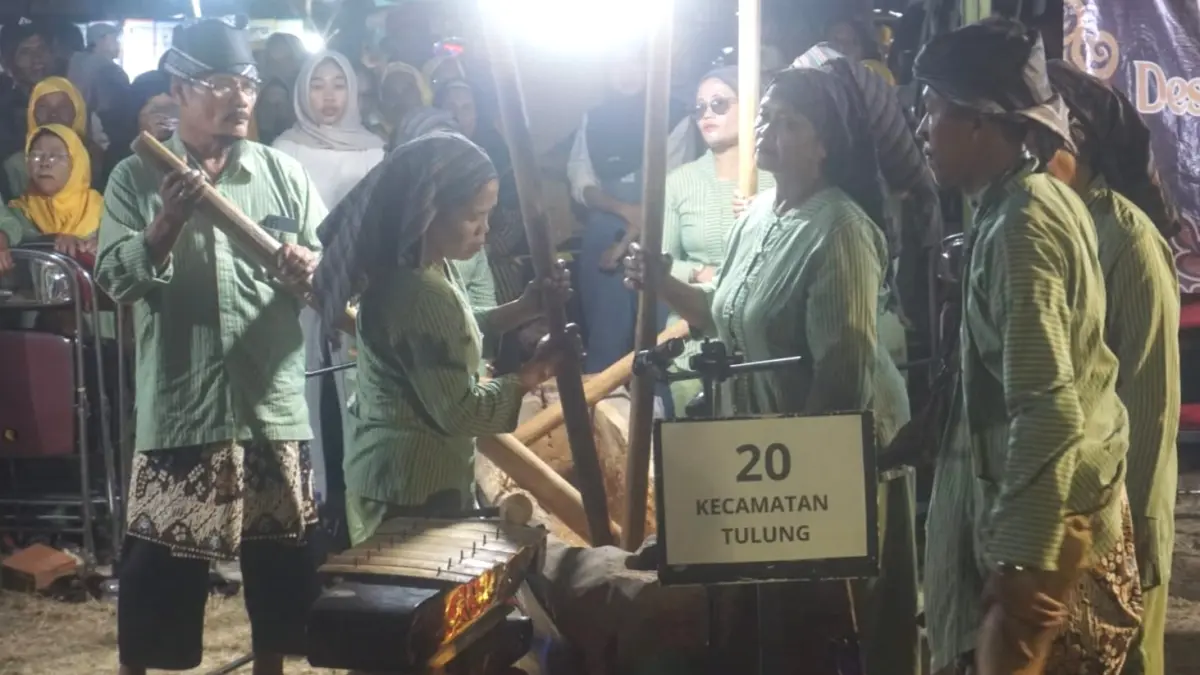 Penampilan salah satu kontingen dalam Festival Gejog Lesung tingkat Kabupaten Klaten di Alun-alun Barepan, Kecamatan Cawas, Sabtu (18/7/2026). (Angga Purenda/Radar Solo)