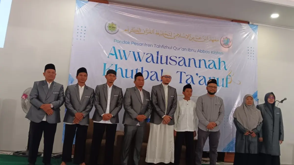 Penyerahan santri baru dari orang tua atau wali kepada PTTQ Ibnu Abbas yang berlangsung di Masjid M. Muinudinillah Kampus 2 Ibnu Abbas, Desa Troso, Kecamatan Karanganom, Klaten. (Angga Purenda/Radar Solo)
