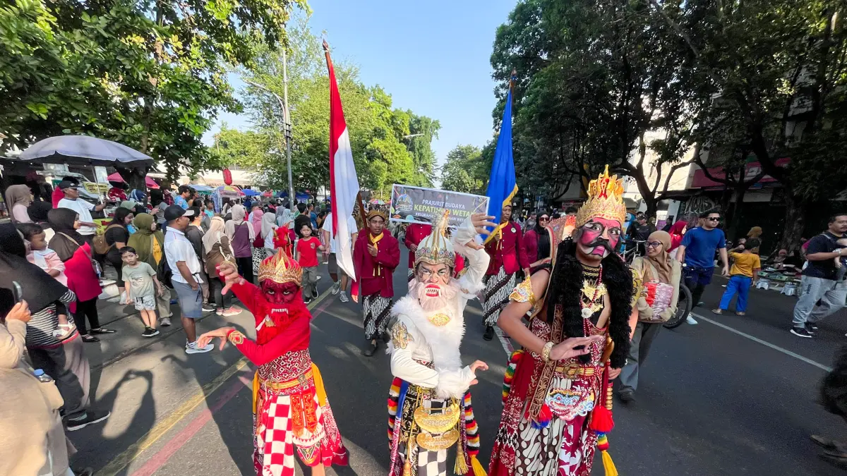 PUSAT PERHATIAN: Pokdarwis Kota Solo menggelar pawai di Jalan Slamet Riyadi, Minggu (19/7/2026). (M. IHSAN/RADAR SOLO)