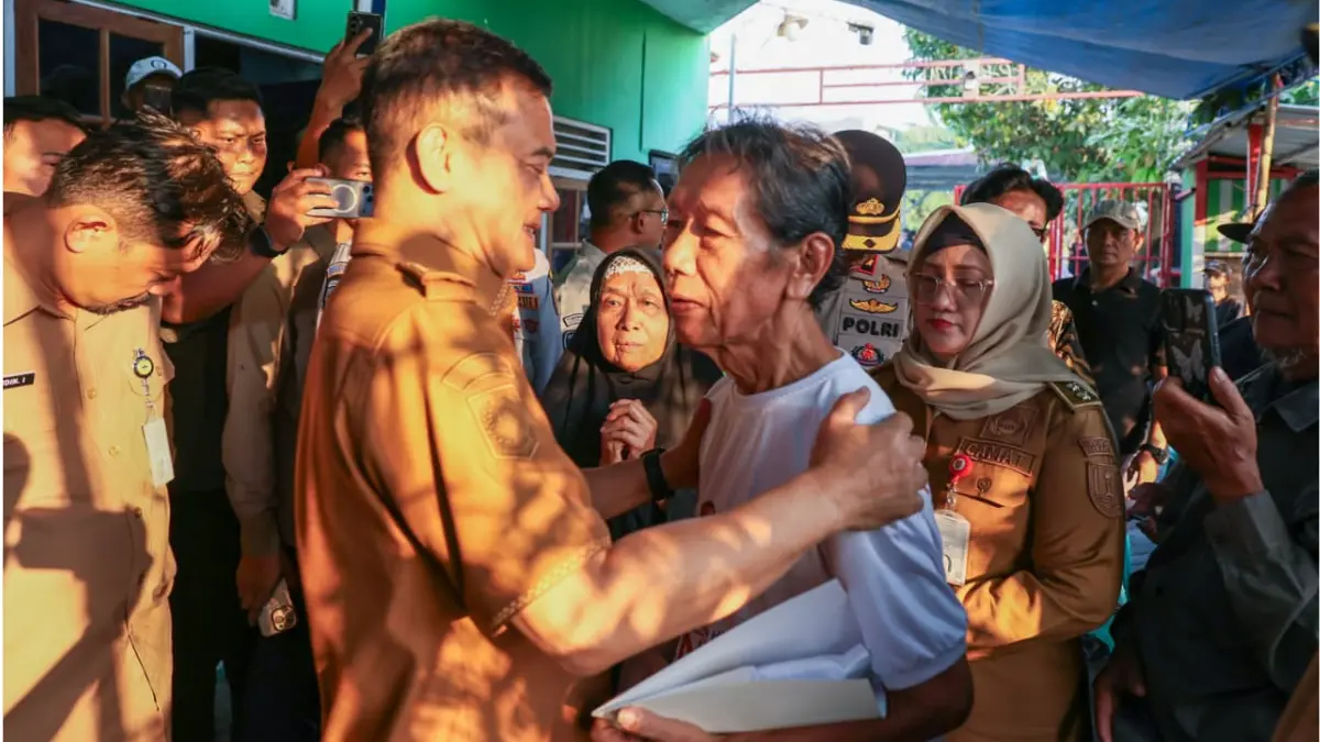 Gubernur Jateng Ahmad Luthfi takziah ke rumah duka korban kecelakaan di perlintasan kereta api Jalan Kokrosono, Kecamatan Semarang Tengah, Kota Semarang, Senin (20/6/2026). (DOK.PEMPROV JATENG)
