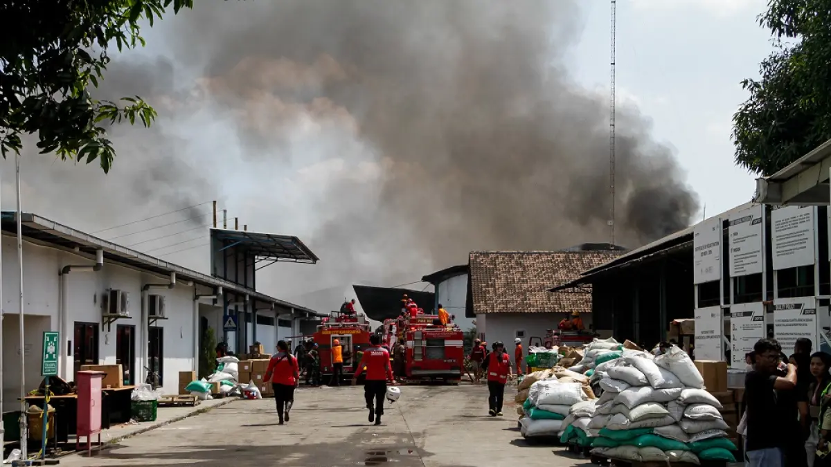 Kebakaran gudang pabrik sendal PT Porto di Desa Kemiri, Kecamatan Kebakkramat, Karanganyar, Minggu (19/7/2026). (M.Ihsan/Radar Solo)