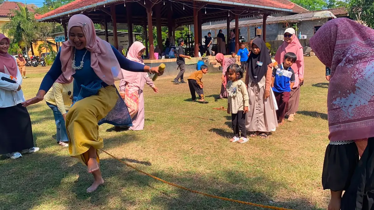 Orang tua dan anak berkumpul di Hawwa Garden Stable Boyolali merayakan Hari Anak Nasional (HAN) dengan membaca buku bersama hingga menjajal aneka permainan tradisional, Minggu (19/7/2026). (ABDUL KHOFID/RADAR SOLO)